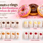 Rings com coberturas rosa, chocolate e branca e embalagens de donuts recheados da Donuts Sugar e Sugar.